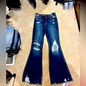 Cute buckle kankan bell bottoms mid rise !! Super cute never worn size 27